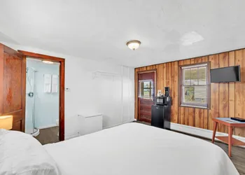 Eagles Nest Motel Unit 2 hotel thumbnail 6