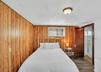 Eagles Nest Motel Unit 2 hotel thumbnail 8