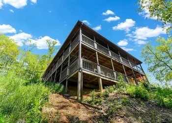Luxury Lodge w Gourmet Kitchen Hot Tub and WB FP hotel thumbnail 2