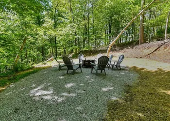 Luxury Lodge w Gourmet Kitchen Hot Tub and WB FP hotel thumbnail 7