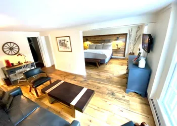 Farm Road Estate - Inn Room 2 hotel thumbnail 4