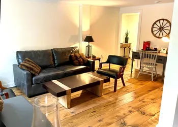 Farm Road Estate - Inn Room 2 hotel thumbnail 6