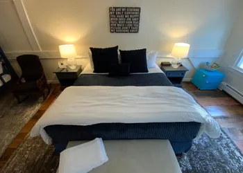 Farm Road Estate - Inn Room 7 hotel thumbnail 6