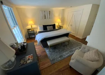 Farm Road Estate - Inn Room 6 hotel thumbnail 6