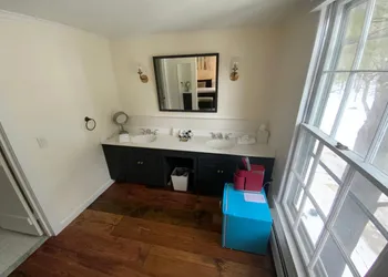Farm Road Estate - Inn Room 6 hotel thumbnail 8