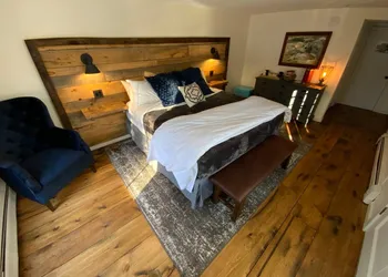 Farm Road Estate - Inn Room 3 hotel thumbnail 6