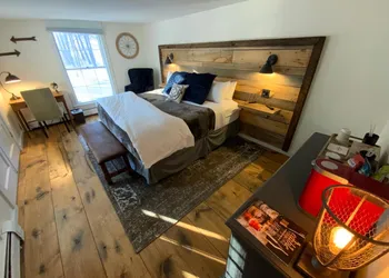 Farm Road Estate - Inn Room 3 hotel thumbnail 7
