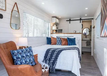 The Oak Harbor-Tiny Container Home near Magnolia hotel thumbnail 3