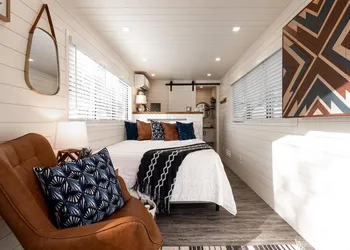 The Oak Harbor-Tiny Container Home near Magnolia hotel thumbnail 4