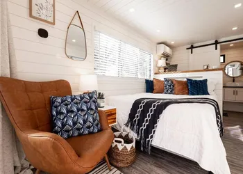 The Oak Harbor-Tiny Container Home near Magnolia hotel thumbnail 5