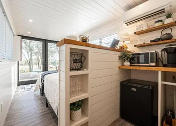 The Oak Harbor-Tiny Container Home near Magnolia hotel thumbnail 6
