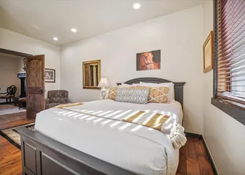 Silver Circle Lodge home hotel thumbnail 7