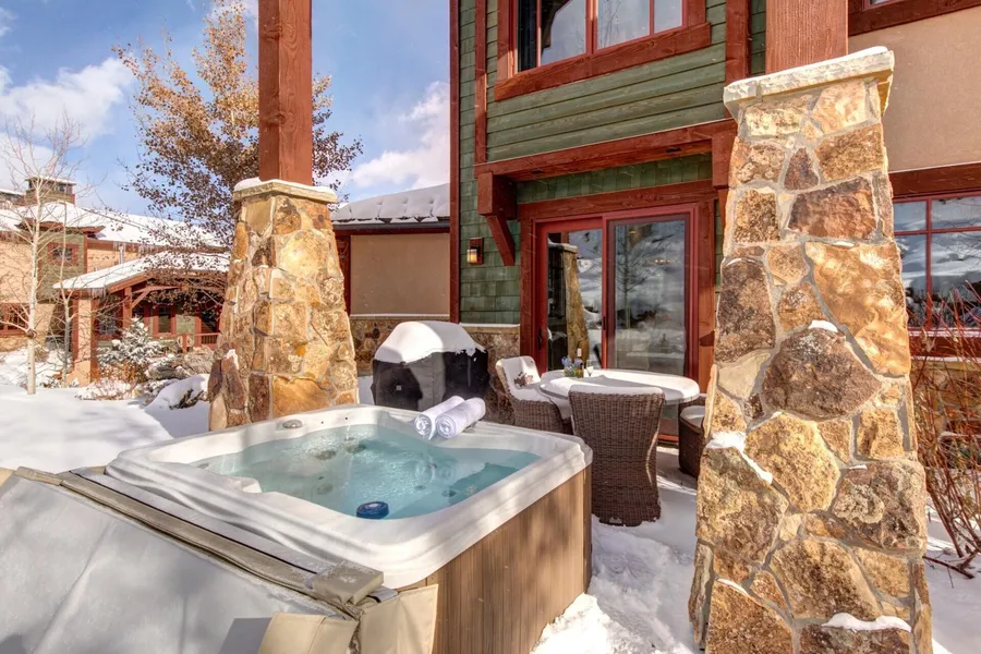 K B M Resorts- FST-4163 KBM Resorts Winter Shuttle to Frostwood Gondola Hot Tub Views hotel detail image 6