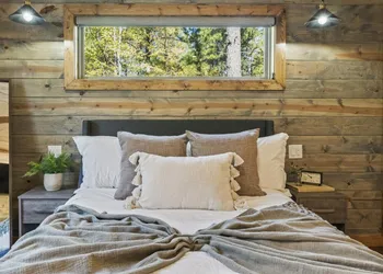 Brand New Hidden Haven Lodge 4 Bdrm5 and half Bth Huge outdoor area Hot tub hotel thumbnail 3