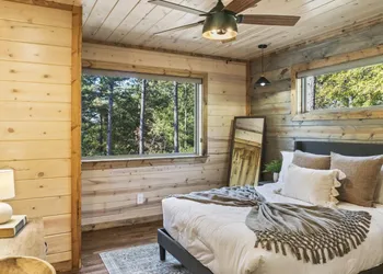 Brand New Hidden Haven Lodge 4 Bdrm5 and half Bth Huge outdoor area Hot tub hotel thumbnail 5