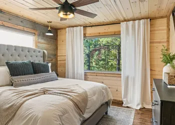 Brand New Hidden Haven Lodge 4 Bdrm5 and half Bth Huge outdoor area Hot tub hotel thumbnail 6