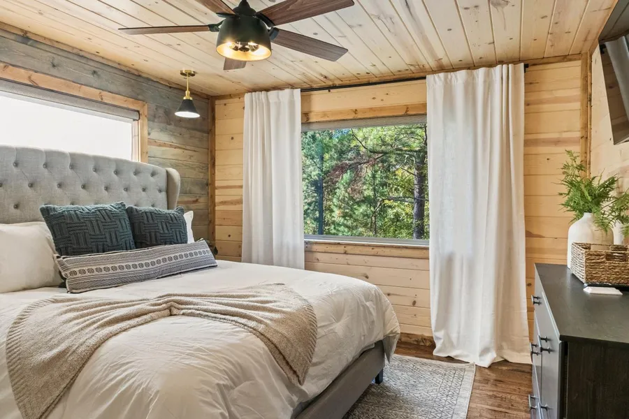 Brand New Hidden Haven Lodge 4 Bdrm5 and half Bth Huge outdoor area Hot tub hotel detail image 6