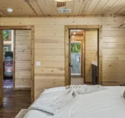 Brand New Hidden Haven Lodge 4 Bdrm5 and half Bth Huge outdoor area Hot tub hotel detail image 7