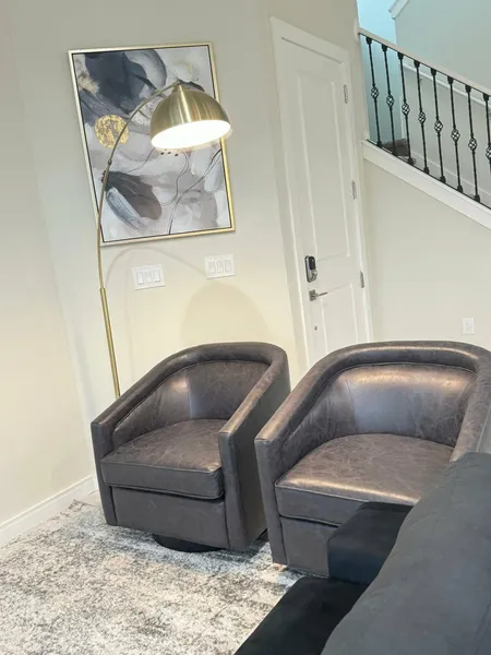Beautiful 5 bed home Resort 5 minutes from Disney hotel detail image 2