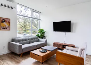 Modern 2BR Home in Northgate hotel thumbnail 8