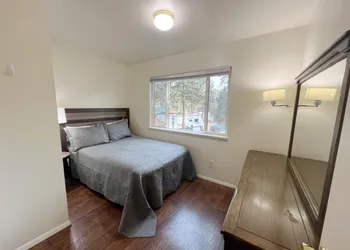 Welcoming 2 bedroom suite with private yard hotel thumbnail 3