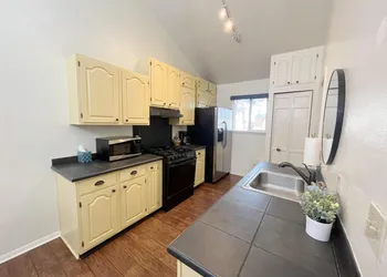 Welcoming 2 bedroom suite with private yard hotel thumbnail 5