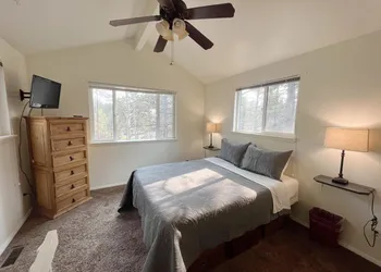 Welcoming 2 bedroom suite with private yard hotel thumbnail 7