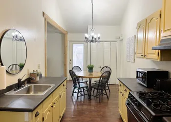 Welcoming 2 bedroom suite with private yard hotel thumbnail 8