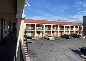 Howard Johnson by Wyndham Azusa hotel thumbnail 6