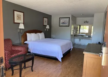 Howard Johnson by Wyndham Azusa hotel thumbnail 8