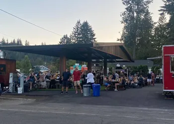 West Linn Relaxing Home WiFi TV Yard BBQ Eateries hotel thumbnail 3