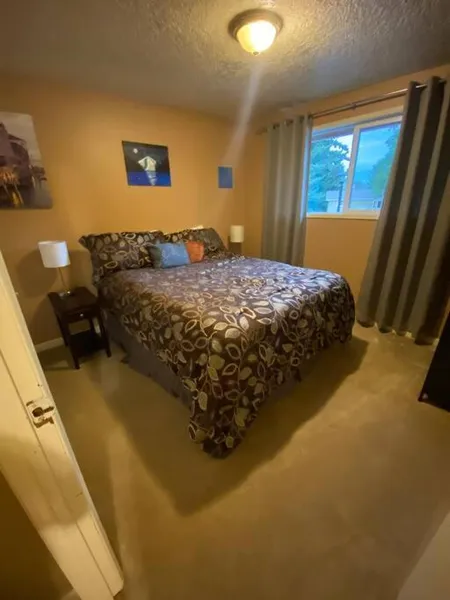West Linn Relaxing Home WiFi TV Yard BBQ Eateries hotel detail image 6