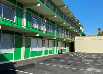 Summer Wind Ocean Front Hotel hotel thumbnail 2