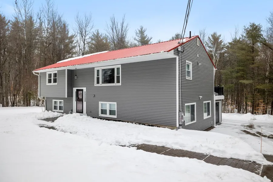 Quiet Gilford Home with Hot tub - Winnipesaukee! hotel detail image 2