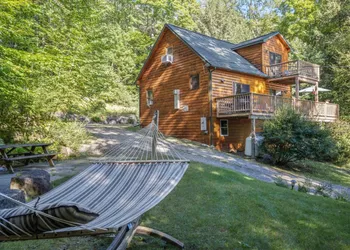 Log Home Retreat at Lake Winnipesaukee! hotel thumbnail 2