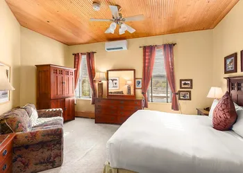 Independence Square 308 Top Floor Hotel Room with Ideal Downtown Location hotel thumbnail 2