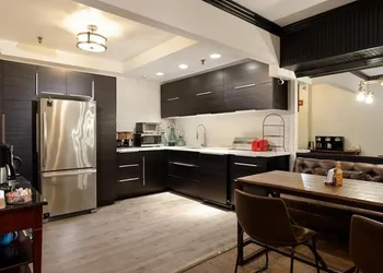 Independence Square 308 Top Floor Hotel Room with Ideal Downtown Location hotel thumbnail 4