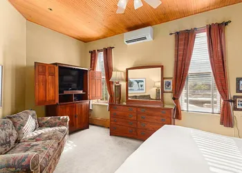Independence Square 308 Top Floor Hotel Room with Ideal Downtown Location hotel thumbnail 6