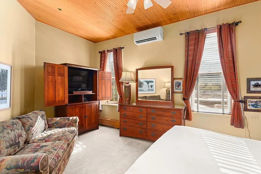 Independence Square 308 Top Floor Hotel Room with Ideal Downtown Location hotel detail image 6