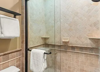 Independence Square 308 Top Floor Hotel Room with Ideal Downtown Location hotel thumbnail 7