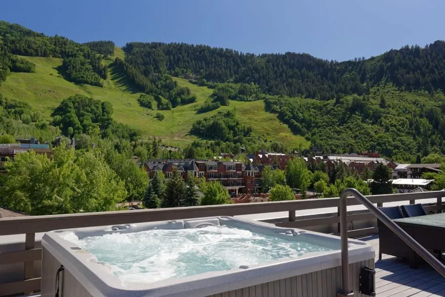 Independence Square Unit 313 Downtown Hotel Room in Aspen with Rooftop Hot Tub hotel detail image 2