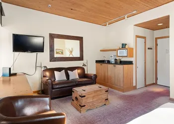 Independence Square Unit 313 Downtown Hotel Room in Aspen with Rooftop Hot Tub hotel thumbnail 4