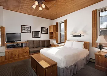 Independence Square 311 Best Location! Hotel Room with Rooftop Hot Tub in Aspen hotel thumbnail 4