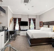 Independence Square 302 Top Floor Stylish Hotel Room with Wet Bar A/C in Downtown Aspen hotel detail image 3