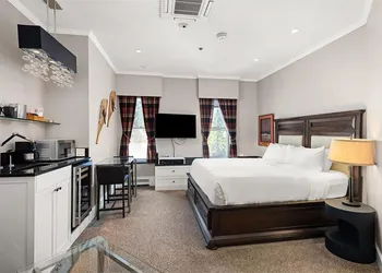Independence Square 302 Top Floor Stylish Hotel Room with Wet Bar A/C in Downtown Aspen hotel thumbnail 3
