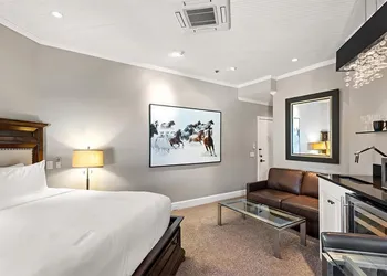 Independence Square 302 Top Floor Stylish Hotel Room with Wet Bar A/C in Downtown Aspen hotel thumbnail 4