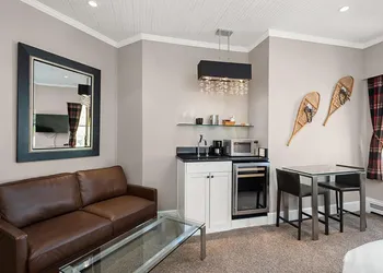 Independence Square 302 Top Floor Stylish Hotel Room with Wet Bar A/C in Downtown Aspen hotel thumbnail 5