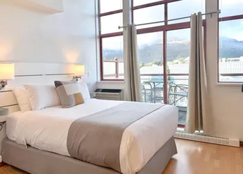 Alpenglow Lodge Rainbow Look Out Studio by MVA hotel thumbnail 4
