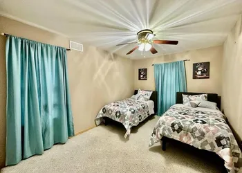Cheerful 5-bedroom resort with heated pool hotel thumbnail 6