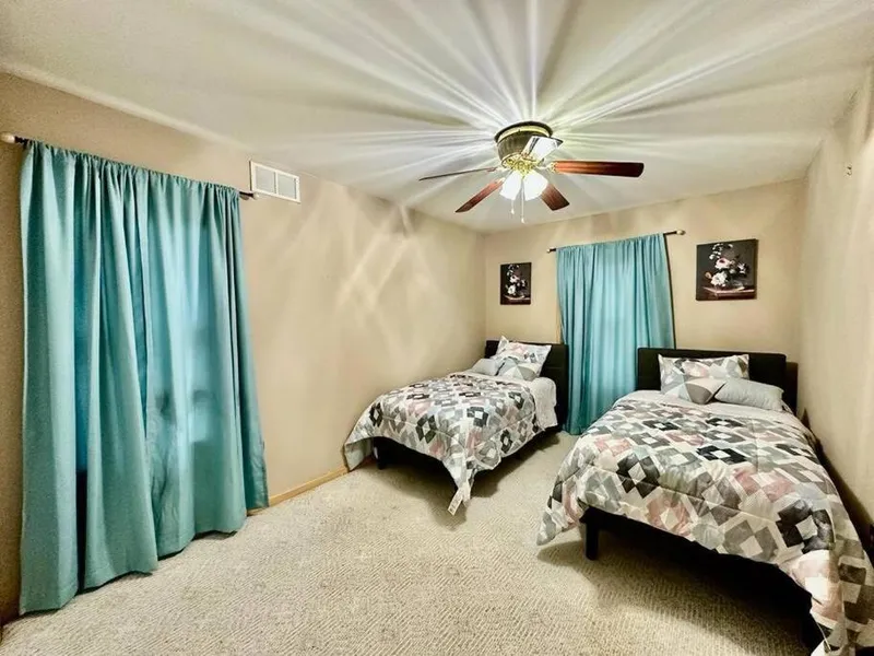 Cheerful 5-bedroom resort with heated pool hotel detail image 6